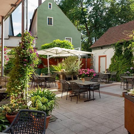 Wirtshaus & Hotel Goldener Greif Edelsfeld Exterior photo
