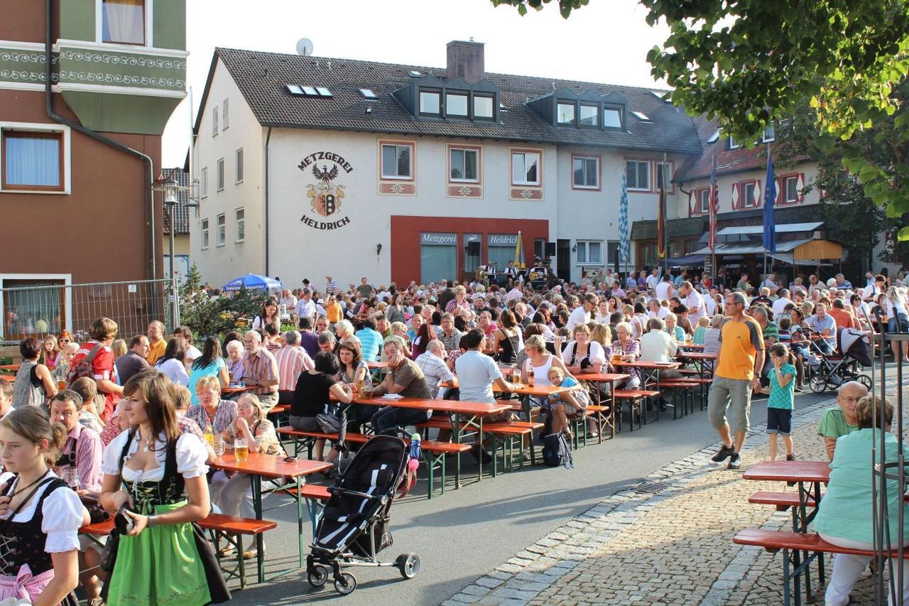 Wirtshaus & Hotel Goldener Greif Edelsfeld Exterior photo